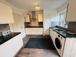 3 Bedroom Modern House in Luton LU4 0TY - Amazon Prime